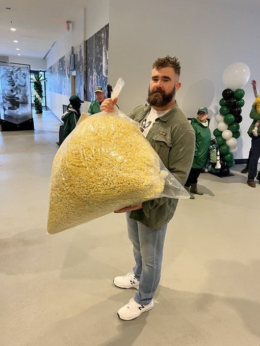 christinakeen89's tweet image. COMMENT #ARIASTAYLOR AND RETWEET TO PASS THE POPCORN AROUND 🫶🏻✨