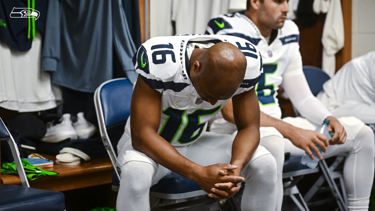 Seahawks's tweet image. Lock in