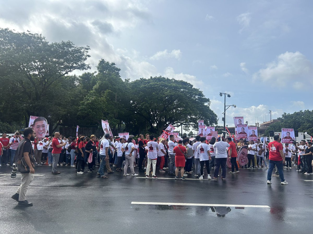 DSampangINQ's tweet photo. LOOK: Supporters of Agri Party-list Rep. Wilbert Lee stage a program outside the Manila Hotel Tent on the first day of filing of certificate of candidacy for the midterm elections.

Lee is set to file his COC for senator today.

@inquirerdotnet https://t.co/jlu6B3rJmD