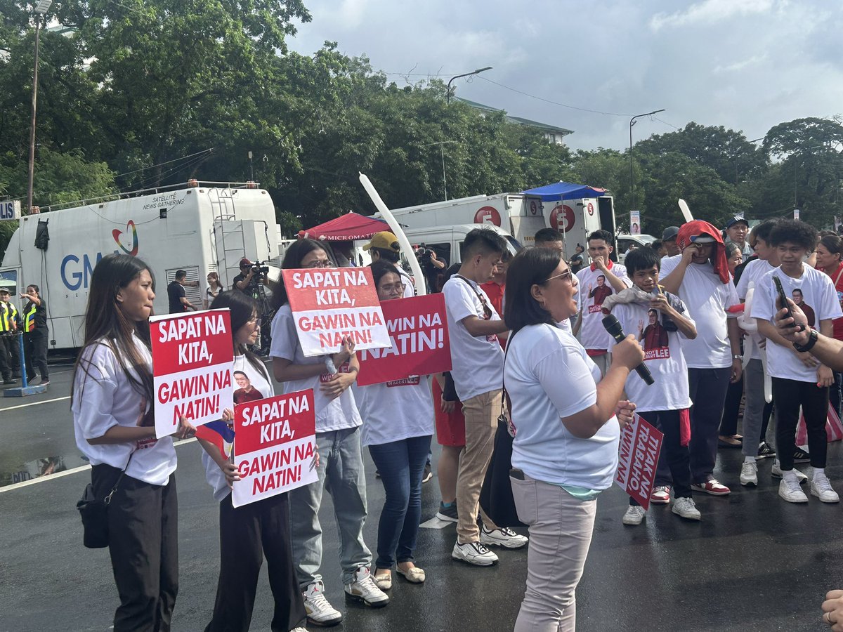 DSampangINQ's tweet photo. LOOK: Supporters of Agri Party-list Rep. Wilbert Lee stage a program outside the Manila Hotel Tent on the first day of filing of certificate of candidacy for the midterm elections.

Lee is set to file his COC for senator today.

@inquirerdotnet https://t.co/jlu6B3rJmD