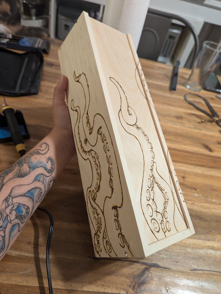 Lyxy666's tweet image. Doing wood burning for the box that will hold the gift for a friend&apos;s bday :3 

#woodburn #woodburning #pyrogravure #octopus #traditionalart #art #wip #workinprogress #pyrography #artwork #woodburningart #woodburnedart #octopusart