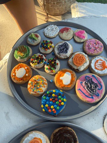 mnhs_gsoccer's tweet photo. Proud of our girls for loving on our teachers &amp; staff today after spending part of their weekend together baking and decorating cookies! 🍪🧡💙 #AllOrNothing https://t.co/Ix8sI6I2SL