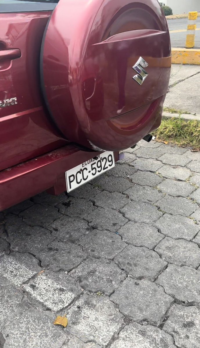 Este individuo es un agresor y se pasa los semáforos en rojo , choca los autos y agrede a las mujeres <a href="/AMT_Quito/">AMTQuito</a> .