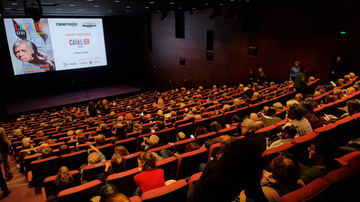 CeliaAtParis's tweet image. 🇫🇷🎬 Cavalier seul d&apos;Yves Jeuland en AVP @cinemathequefr   

📍 51 Rue de Bercy
Produit &amp;amp; distribué par la Générale de production 

#XIIè #cinéma #France #documentaire #huisclos #portrait #filmeur #filmé #renversement #lieu #présence #intimité #vie #pulsion #carrière #anecdote…
