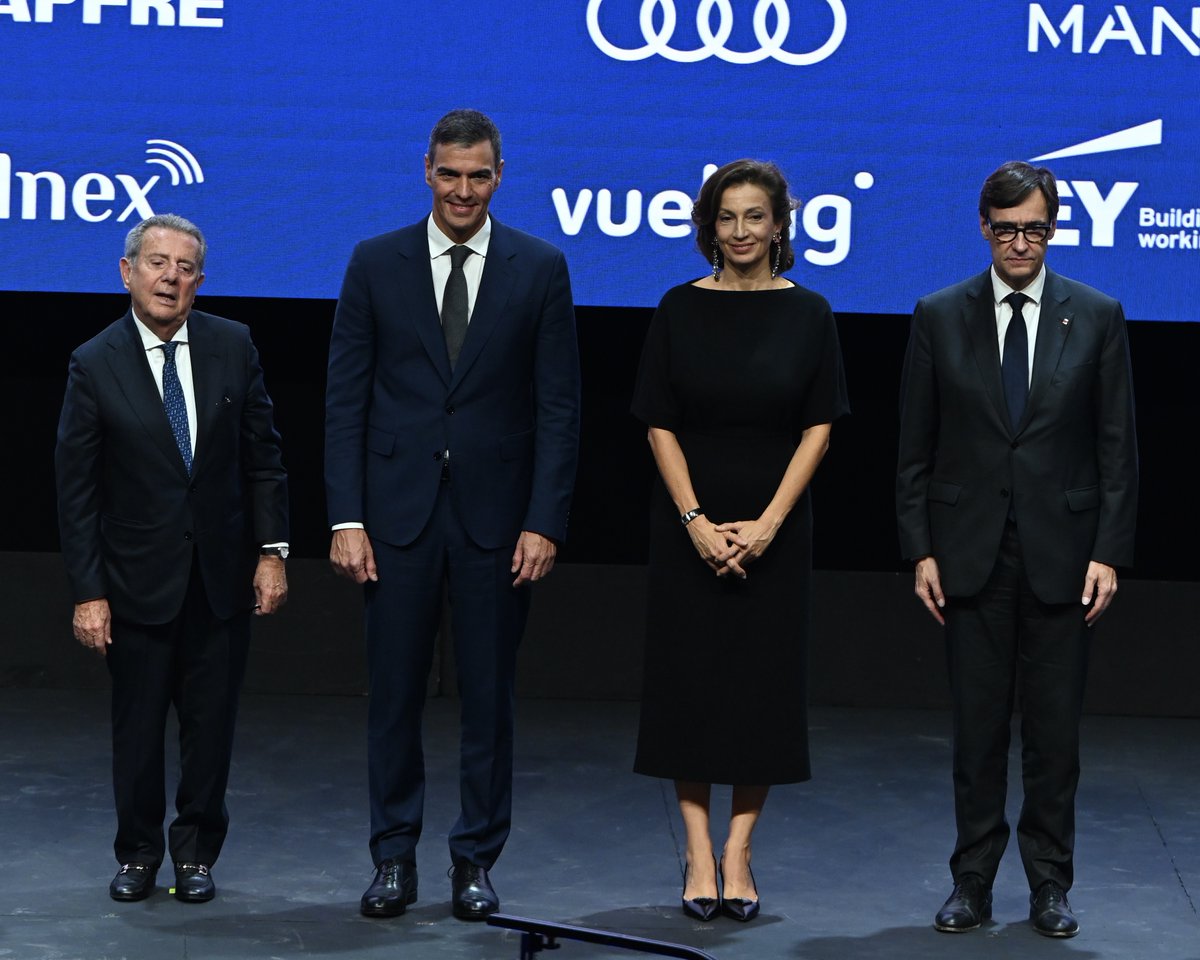 🔴 BREAKING NEWS

<a href="/AAzoulay/">Audrey Azoulay</a> receives the 2024 La Vanguardia Prize for Sustainable Development for <a href="/UNESCO/">UNESCO 🏛️ #Education #Sciences #Culture 🇺🇳</a>’s action in protecting the ocean and marine biodiversity.

unes.co/oy0ej0 <a href="/LaVanguardia/">La Vanguardia</a>