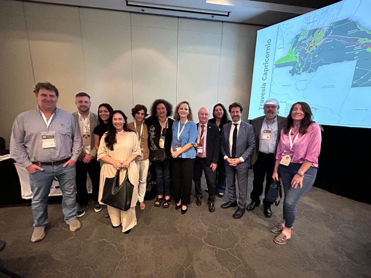 JoseSkowro31104's tweet photo. Se firmo convenio fundacional del proyecto turístico Capricornio 5 provincias Argentina y Pablo Iglesias de UE. Originado por la travesía de Alejandro Brown desde Jujuy a Cataratas a pie 3000km. Impacto Verde https://t.co/tg9sGPcFg7