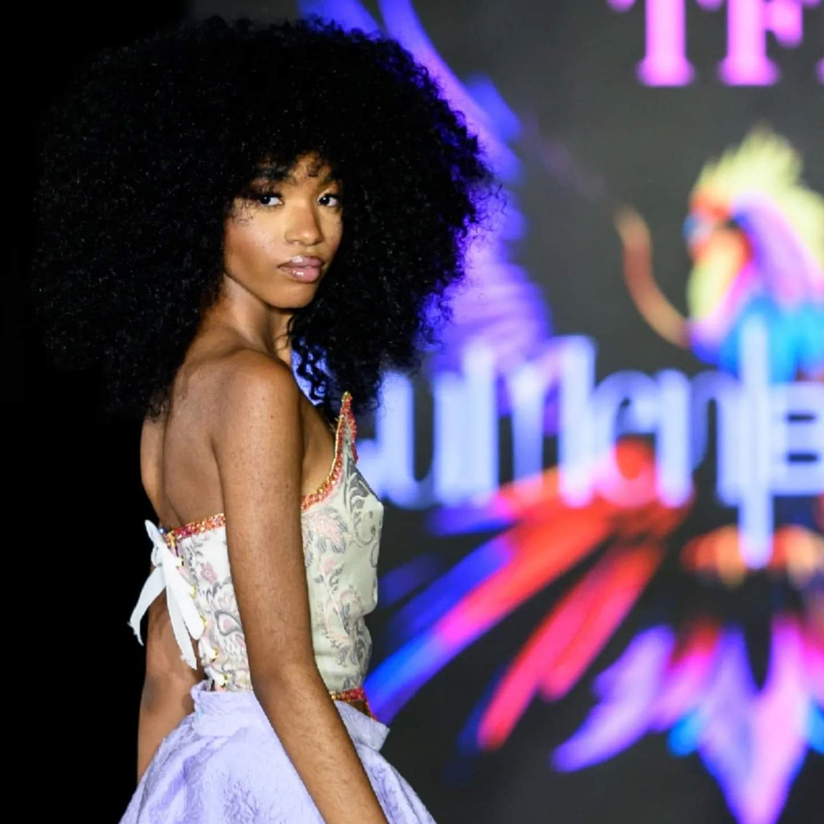 A lion doesn't TURN AROUND when a small dog barks

#celaiwest #nyfw