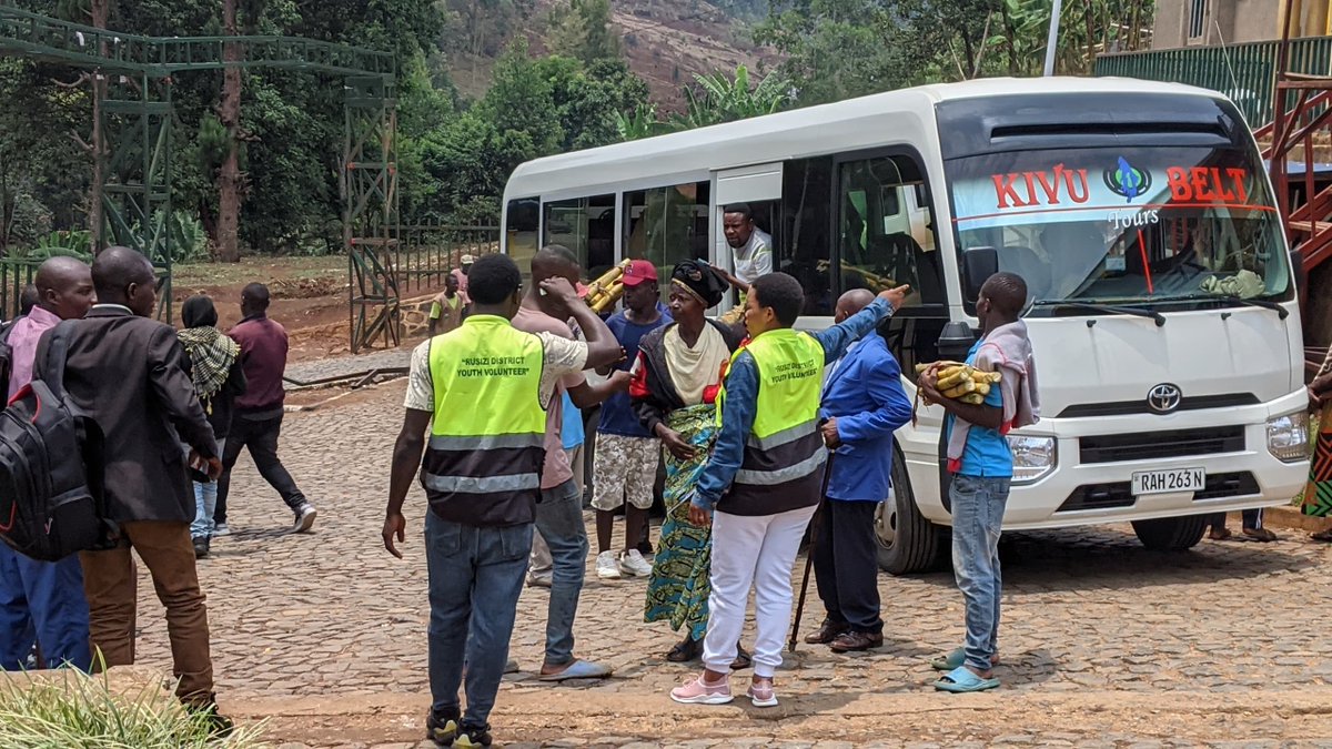 RYVCP_Kamembe's tweet photo. None @RwandaYouthVol1 twakomeje ubukangurambaga bushishikariza abahurira mu mijyi, gare n'ahandi hagaragara urujya n'uruza; kugira umuco wo gukaraba intoki neza hirindwa indwara ya #Mpox na #Marburg! KWIRINDA #BIRUTA KWIVUZA! #Tujyanemo🤝🏾
@RwandaLocalGov
@RBCRwanda
@Rwandapolice https://t.co/E9A0fPGbR4