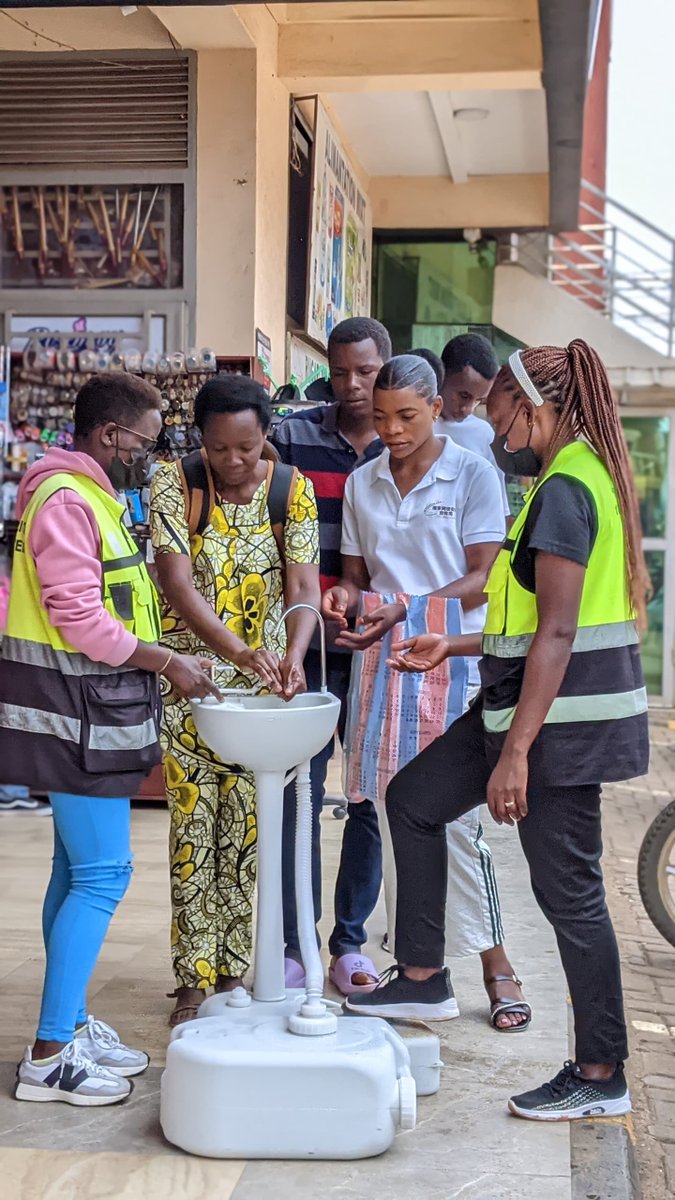 RYVCP_Kamembe's tweet photo. None @RwandaYouthVol1 twakomeje ubukangurambaga bushishikariza abahurira mu mijyi, gare n'ahandi hagaragara urujya n'uruza; kugira umuco wo gukaraba intoki neza hirindwa indwara ya #Mpox na #Marburg! KWIRINDA #BIRUTA KWIVUZA! #Tujyanemo🤝🏾
@RwandaLocalGov
@RBCRwanda
@Rwandapolice https://t.co/E9A0fPGbR4