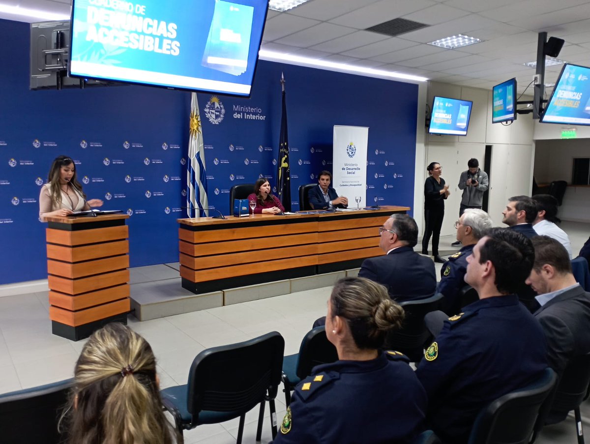 #HOY | Presentamos el "Cuaderno de Denuncias Accesible", que estará disponible en todas las comisarías del país con el objetivo de facilitar la comunicación con cualquier persona que lo necesite como personas con discapacidad auditiva, con discapacidad intelectual, o con TEA.