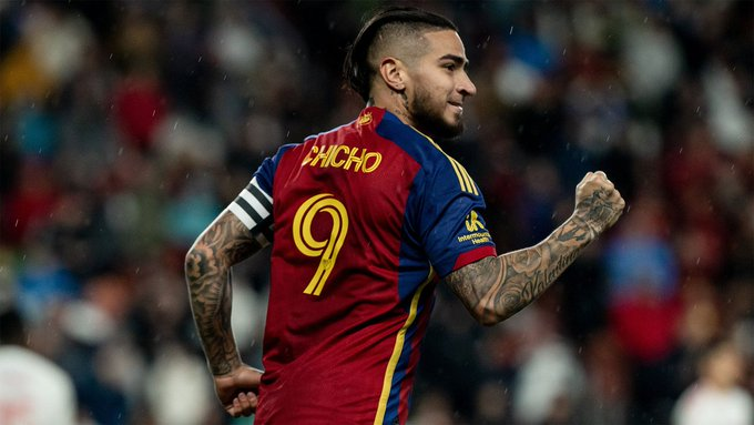 #MLS Season Leaders, Goal contributions:

🇧🇷Evander, #RCTID: 33 (15g/18a)
🇦🇷Lucho Acosta, #AllForCincy: 31 (12g/19a)
🇦🇷Lionel Messi, #InterMiamiCF: 30 (15g/15a)
🇨🇴Chicho Arango, #RSL: 29 (17g/12a)