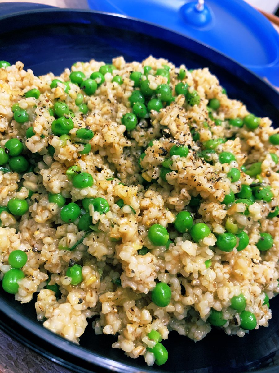 r_glimpses's tweet image. Jestem gotowa na jutro. Szoruję nosem po ziemi.  Byle nie myśleć ile jeszcze pracy w tym tygodniu. Wyparcie to dobry mechanizm.  A tu jutrzejsze drugie śniadanie, lunch i podwieczorek do pracy.  Kaszotto, mrożony groszek, zioła, natka marchewki. #simpleDoesIt #trzebaJeść #Vegan