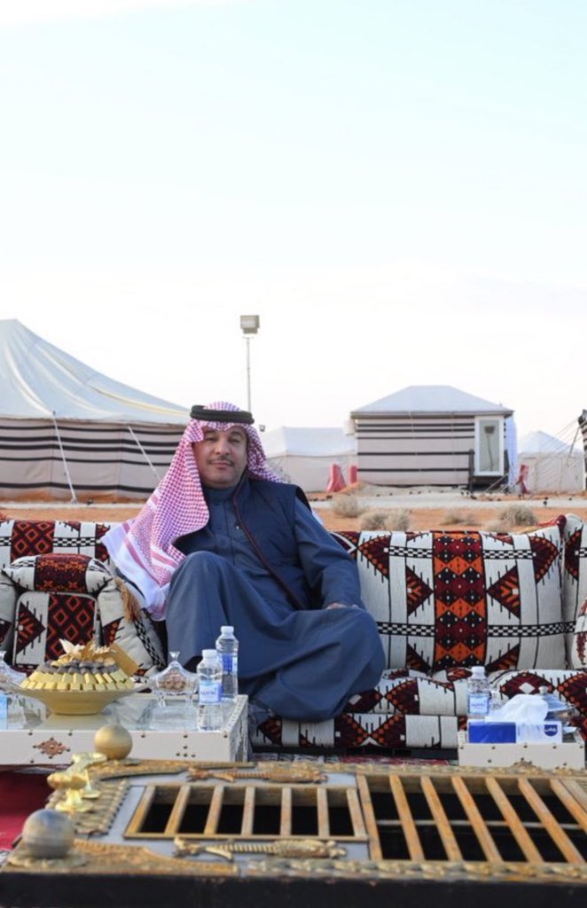 البل يـبـوح بـغـلاهـا كـل مـن جرّب
كـن الغلا شـيء مخـلوقٍ مــع الناقة
قـنـايـهـا وين مـا شـرّق و ما غـــرّب
معها عميق ارتباطه  يشعل  اشـواقه
عـراب الامـجـاد لو بـعّـد و لو قـرّب 
يختال فـي حبها الصادق من اعماقه

الشيخ / فهد بن فلاح بن حثلين
#جادة_الإبل_بالطائف