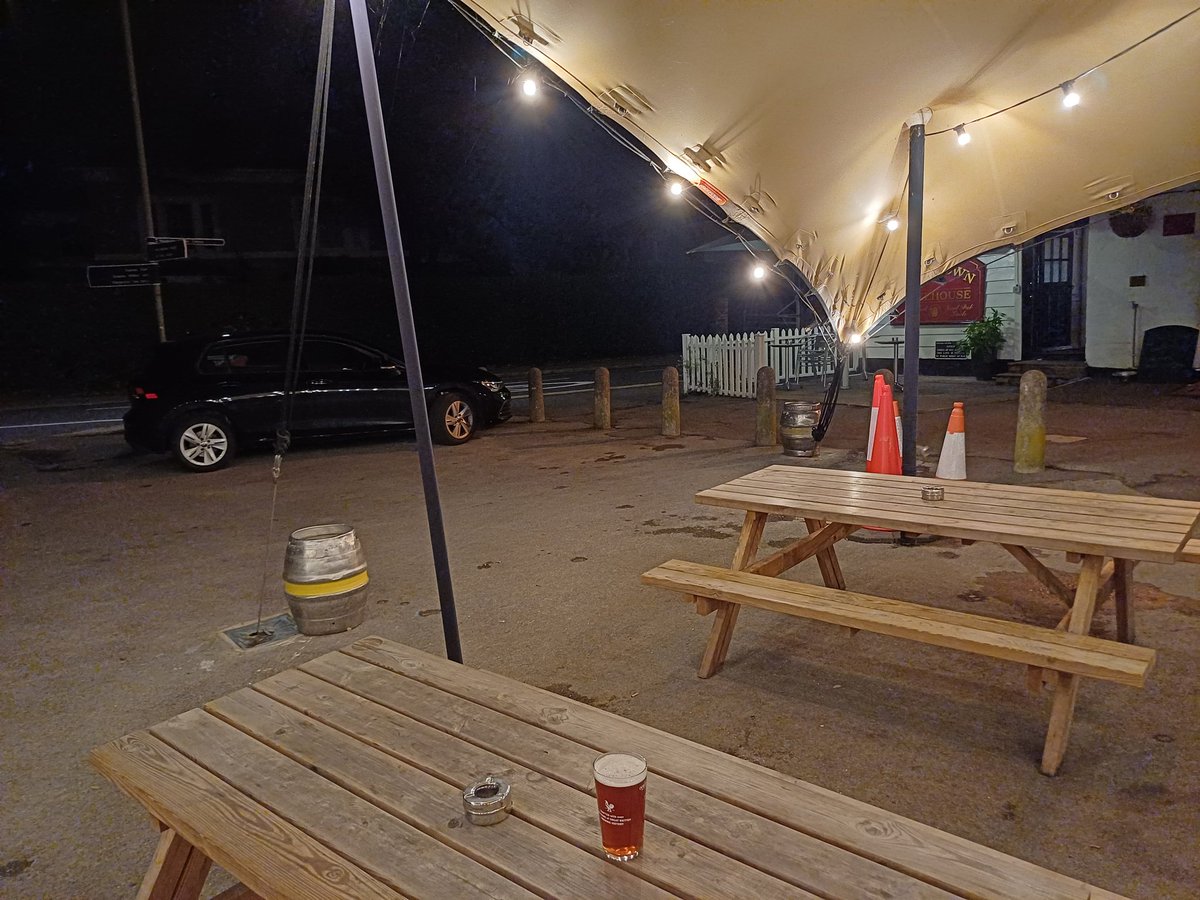 Juzza07's tweet image. Good evening Weybridge!

Where I'm the only sod here!

Monday not popular down The Old Crown.
But, nice pint of Courage Best ("and that's what I like").

youtu.be/2o6AC7cXcIs?fe…

#gelovejuzza07
#oldcrown
#chasanddave