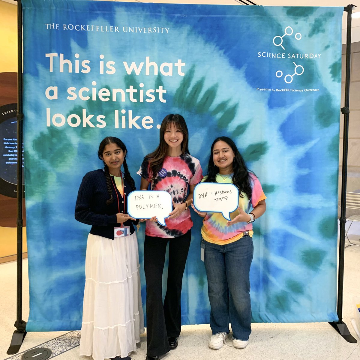 Want to introduce kids to the biophysics of DNA? Make candy models!! 🍬🍭🧬 Not only do they learn about its chemical sequence but also its physical features- bendability, stretch &amp; twist- that are highly relevant to biology. Congrats to <a href="/rockedu_/">RockEDU</a> on another 🔥 Science Saturday!