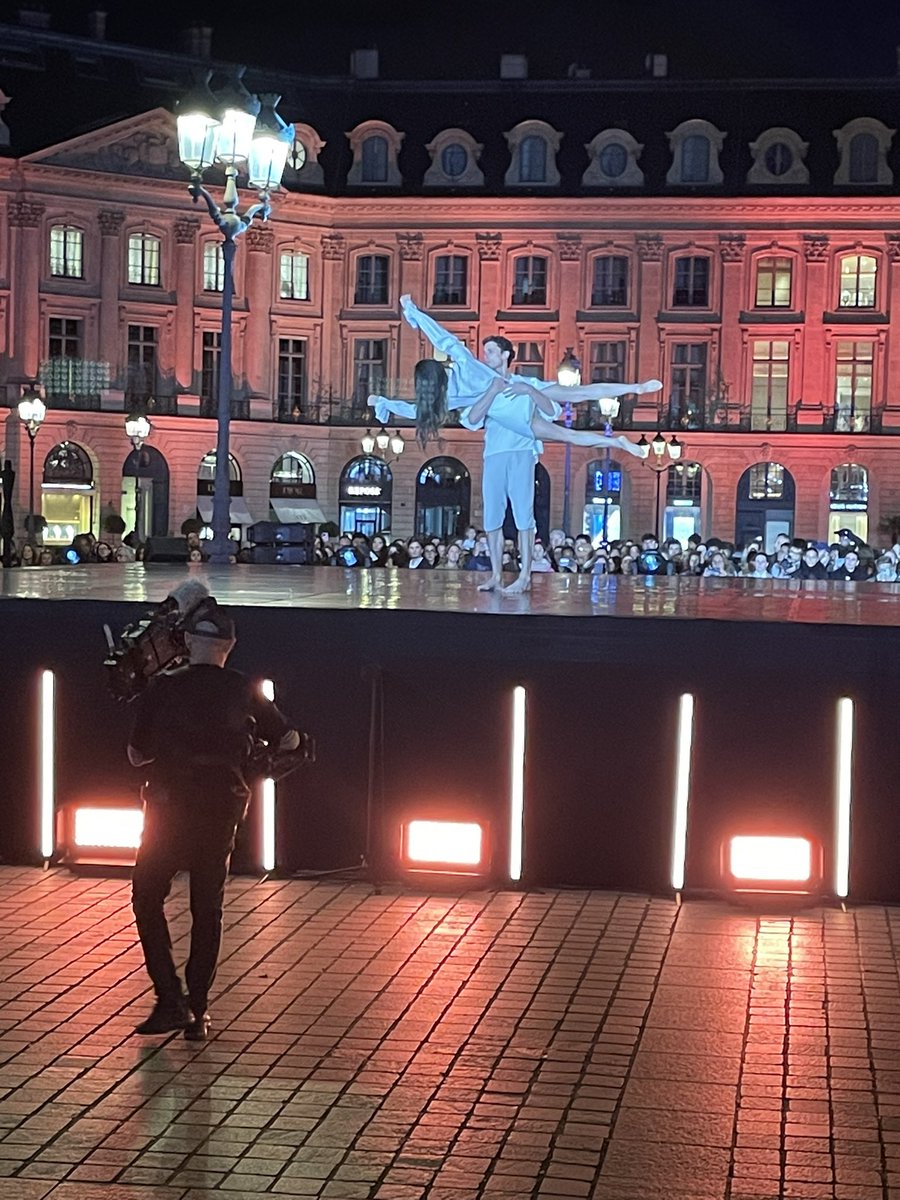 Magnifique soirée pleine d’émotion et de vie avec le lancement d’#OctobreRose Place Vendôme. Soutien à ttes celles qui se battent contre la maladie, aux soignants et aux accompagnants 🌺 <a href="/tevalachaine/">téva</a> fière d’être partenaire de <a href="/RubanRose/">Ruban Rose</a> <a href="/marieclaire_fr/">Marie Claire</a> <a href="/institut_curie/">Institut Curie</a> <a href="/M6Groupe/">Groupe M6</a>