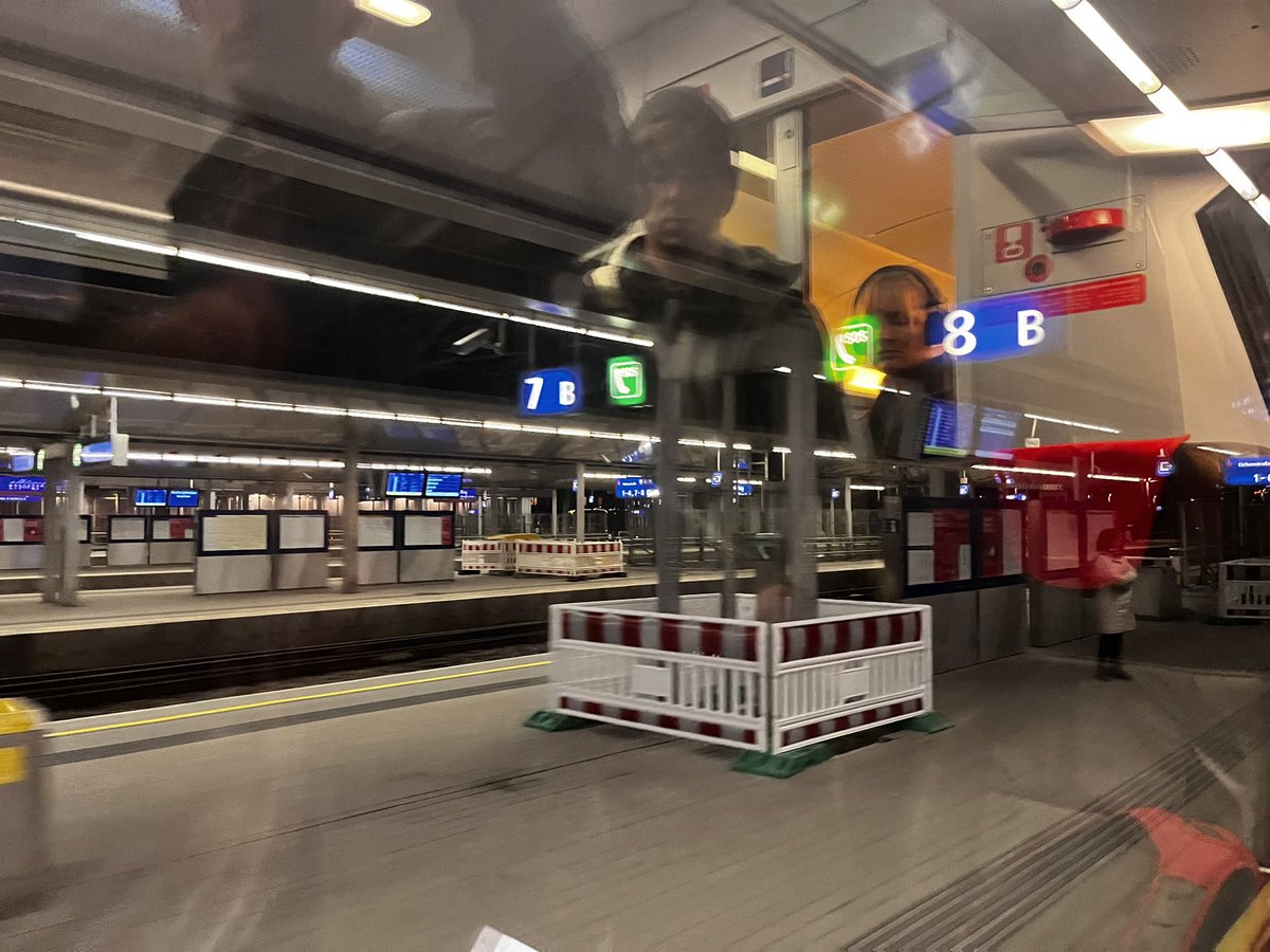 Der #Hochwasser-Umleitungsverkehr bringt in #Wien eine interessante Verbindung. Der Railjet 749 ist soeben von der Verbindungsbahn kommend über die #Oswaldschleife auf Bahnsteig 8 in Wien Meidling eingefahren.