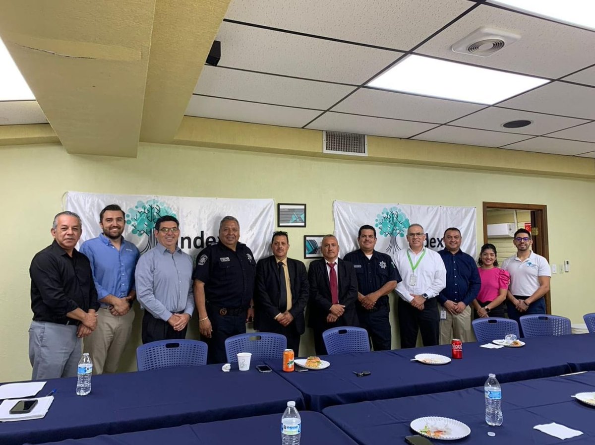 SPMNogales's tweet photo. Se reúnen el Comisario Luis Arturo Corrales, Comisario en Jefe Samuel Mendoza Velazquez y jefe de Tránsito Eliceo Estrada con autoridades de Index Nogales.
Platicando las nuevas estrategias para brindarles una mejor atención.
#SeguridadPúblicaNogales
#IndexNogales
#NogalesDeTodos https://t.co/vEeAiuZzzx