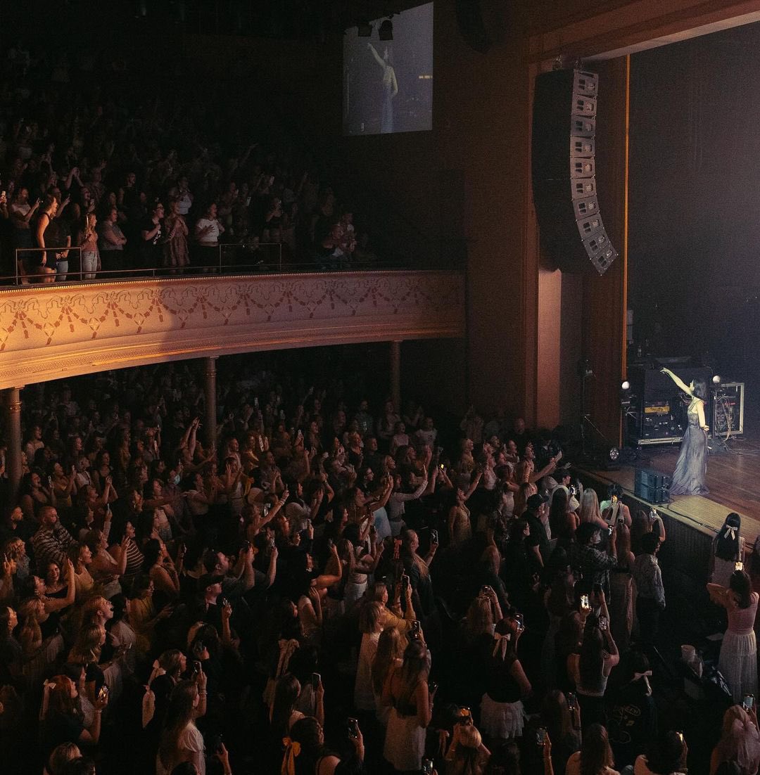 gracieabrams's tweet photo. We played the Ryman (😭)
Thank you Nashville!!!!!!!!!! https://t.co/1s7EXES5HV