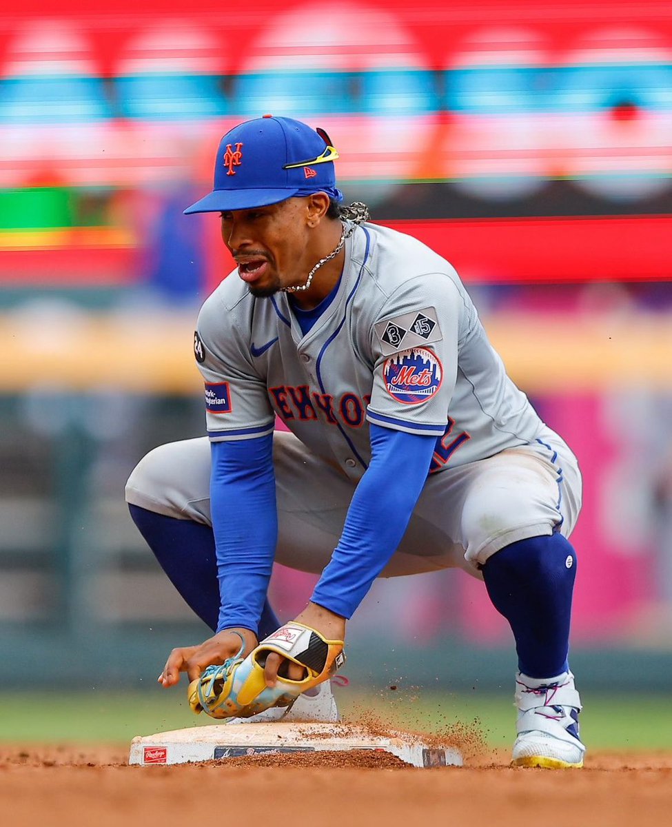 teetalksmets's tweet photo. these photos of lindor after making that final play 😭🥺 https://t.co/u5jtkJC1Zs