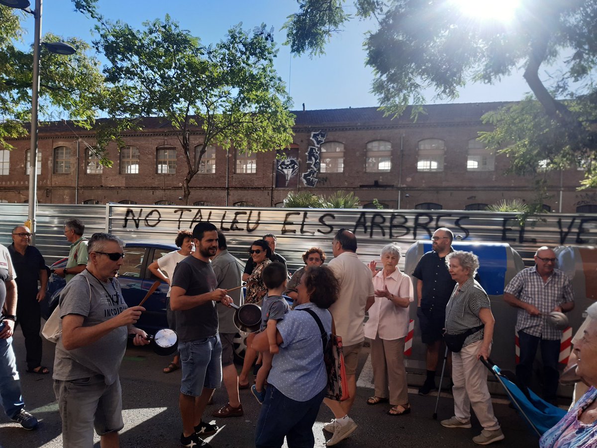 sants3radio (@sants3radio) on Twitter photo Cassolada reivindicativa al carrer Amadeu Oller contra la tala dels arbres per la construcció d'un edifici.🌳
Al #SantsMontjuïcAlDia entrevistem algunes de les veïnes que van protestar i l'<a href="/avamadeuoller/">Associació del Veïnat Mossèn Amadeu Oller</a>.
🎧Audio👉go.ivoox.com/rf/134343535
📰Notícia📸👉el3.cat/noticia/97807/… Cassolada reivindicativa al carrer Amadeu Oller contra la tala dels arbres per la construcció d'un edifici.🌳
Al #SantsMontjuïcAlDia entrevistem algunes de les veïnes que van protestar i l'<a href="/avamadeuoller/">Associació del Veïnat Mossèn Amadeu Oller</a>.
🎧Audio👉go.ivoox.com/rf/134343535
📰Notícia📸👉el3.cat/noticia/97807/…