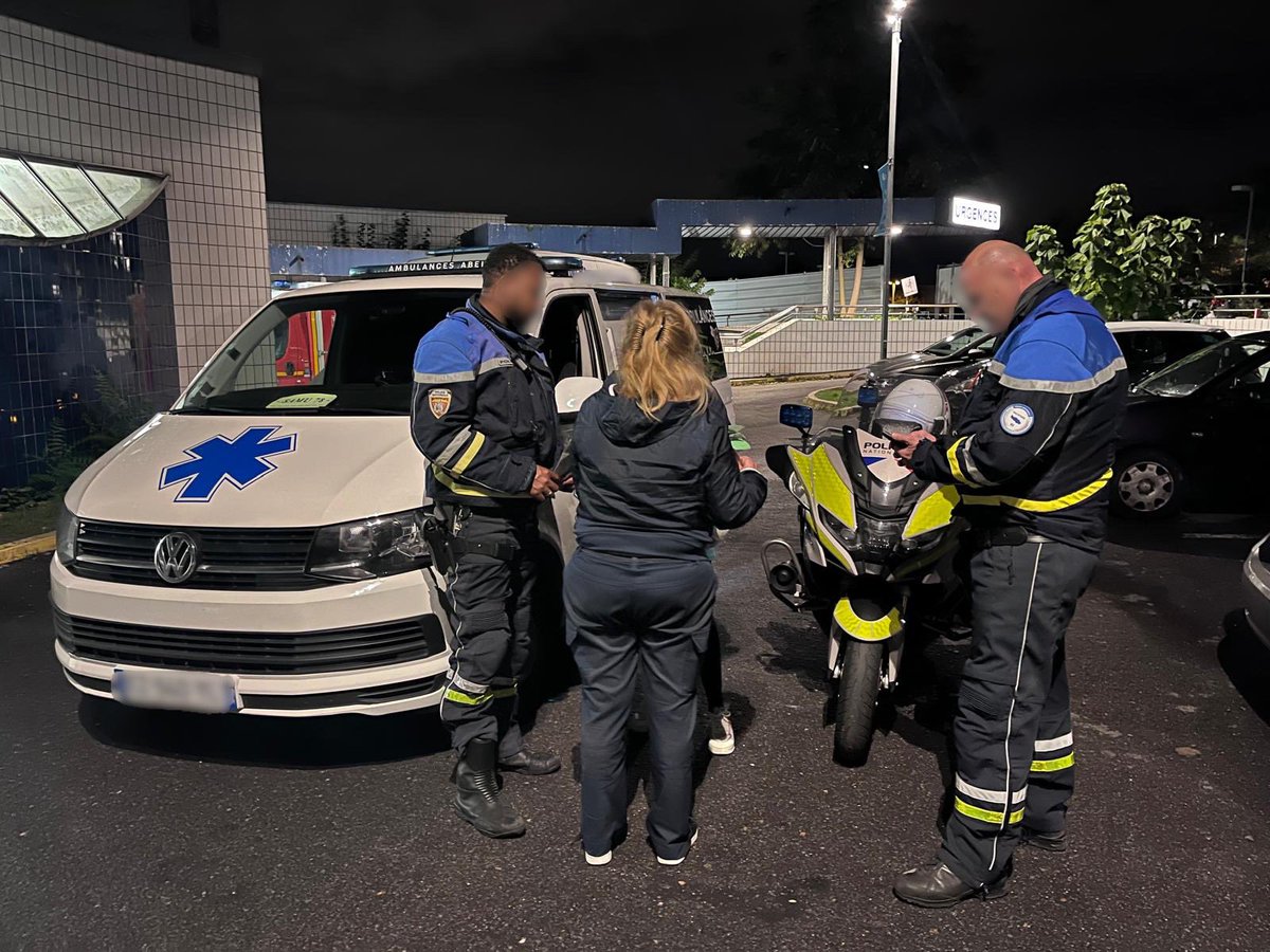 Prefet95's tweet photo. 👮‍♀�� #santé | Ce soir, opération coordonnée de contrôle des transports sanitaires urgents aux abords des hôpitaux de Pontoise, Argenteuil et Beaumont-sur-Oise, en présence de @prefet95 aux côtés des forces de l’ordre et des contrôleurs de l’ARS.

❌ 12 ambulances contrôlées 
❌ 1 refus de se soumettre au dépistage de stupéfiants 
👉 véhicule immobilisé et mis en fourrière 
❌ 1 défaut de contrôle technique du véhicule 
❌ 1 non-port de la ceinture de sécurité 
❌ 1 non-présentation du permis de conduire 
❌ 1 défaut d’engagement sur appel du SAMU