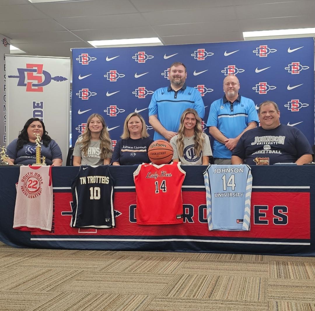 JUTNWBB's tweet photo. Got pen to paper with 6'2" Forward and now #25Signee @CloeyWade25 of South Doyle HS! https://t.co/6EG7E4fuKN