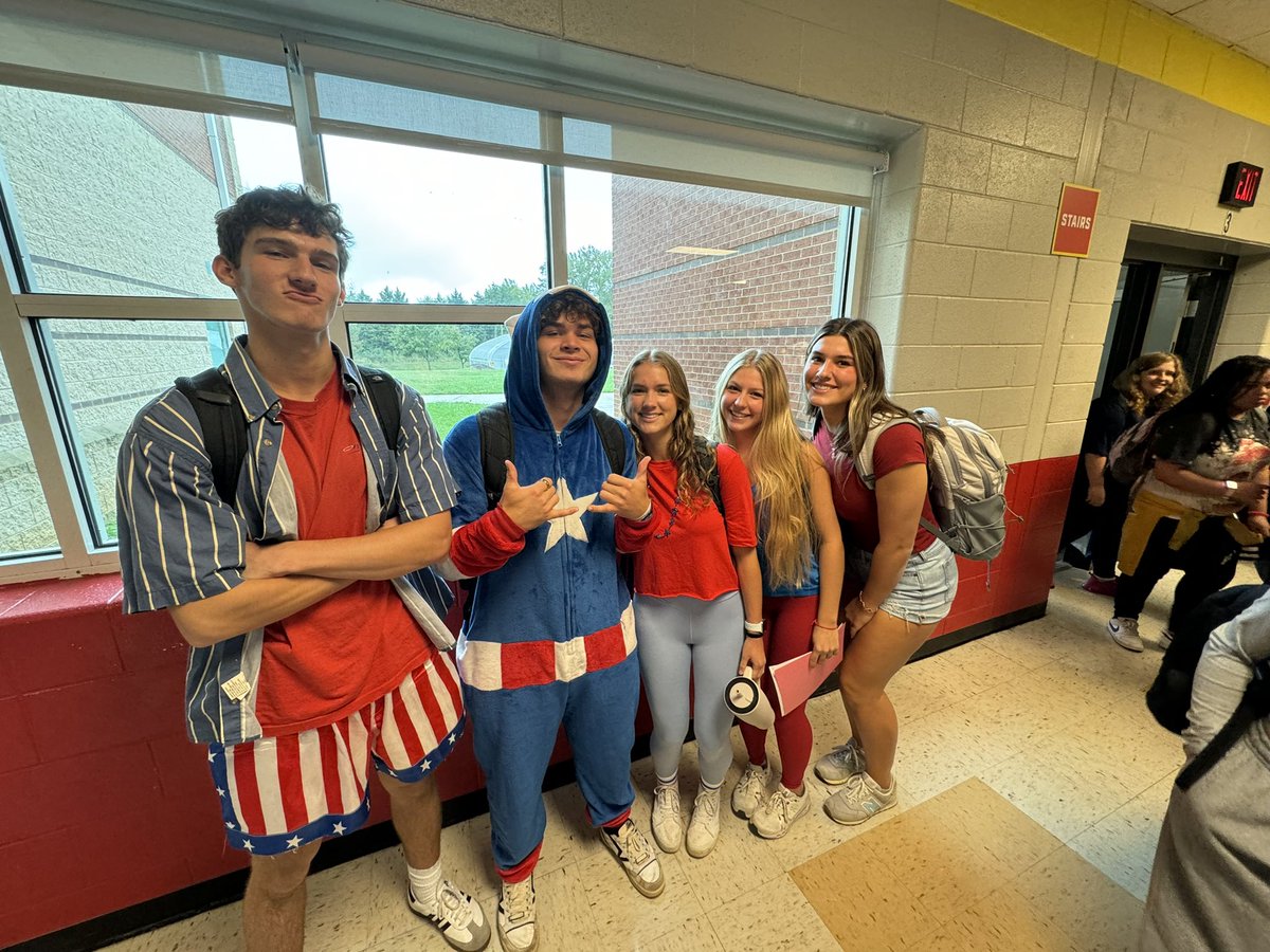 BHahnGHS's tweet image. #’Merica Monday @GoochlandHigh for Homecoming Week ‘24! Our #Bulldogs filled the building with school spirit! #FavoriteWeek 🇺🇸🇺🇸💥💥🐾🐾