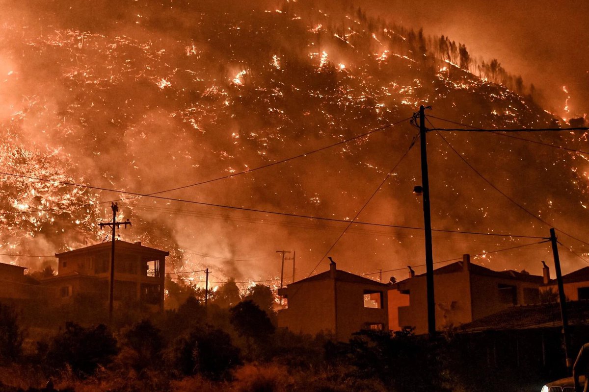 ForecastGreece's tweet photo. 🔥⚠️ Απίστευτη εικόνα από την #Λυγιά τώρα 

❗️Το #Πύρινο #μέτωπο μια ανάσα από τα σπίτια

#πυρκαγία #Κορινθία #Λύρα https://t.co/B4xHewFNUu