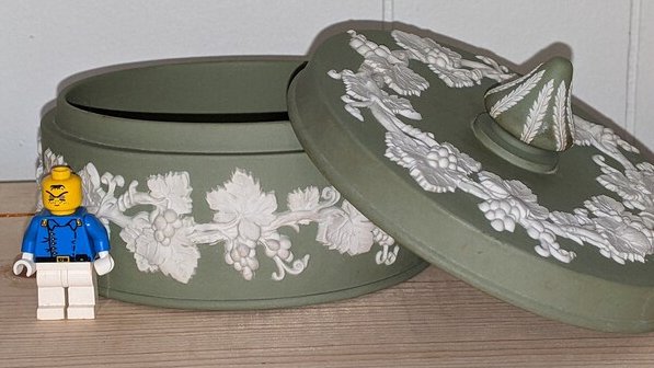 Boondockfinds's tweet photo. Wedgewood Green Jasperware Trinket Box Grapes and Leaves Design https://t.co/QpfkSqJ4kj via @Etsy #wedgewood #Jasperware #etsyvintage #MondayVibes https://t.co/ciTwCFKQmS