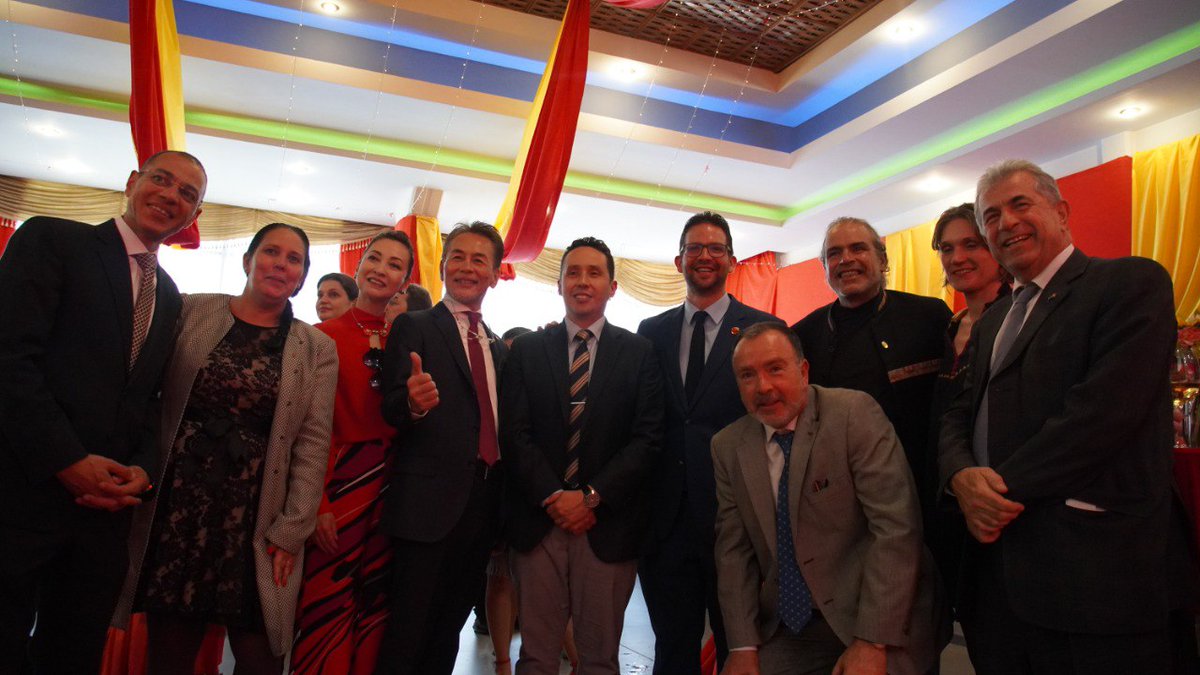 Emb. en Bolivia tweet media