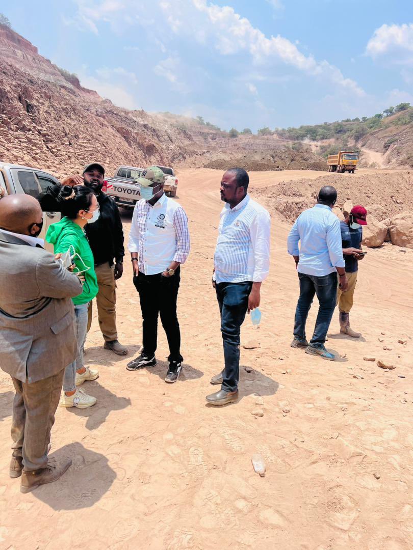 central_sage's tweet photo. Nous saluons la motivation du colonel #AMISSI qui a effectué une descente dans un site minier au lualaba afin de s’enquérir de la situation sur le droits humains, les comportements des chinois envers les travailleurs congolais.
Une démarche à saluer car beaucoup des travailleurs congolais sont sujet des maltraitance dans des sites miniers.