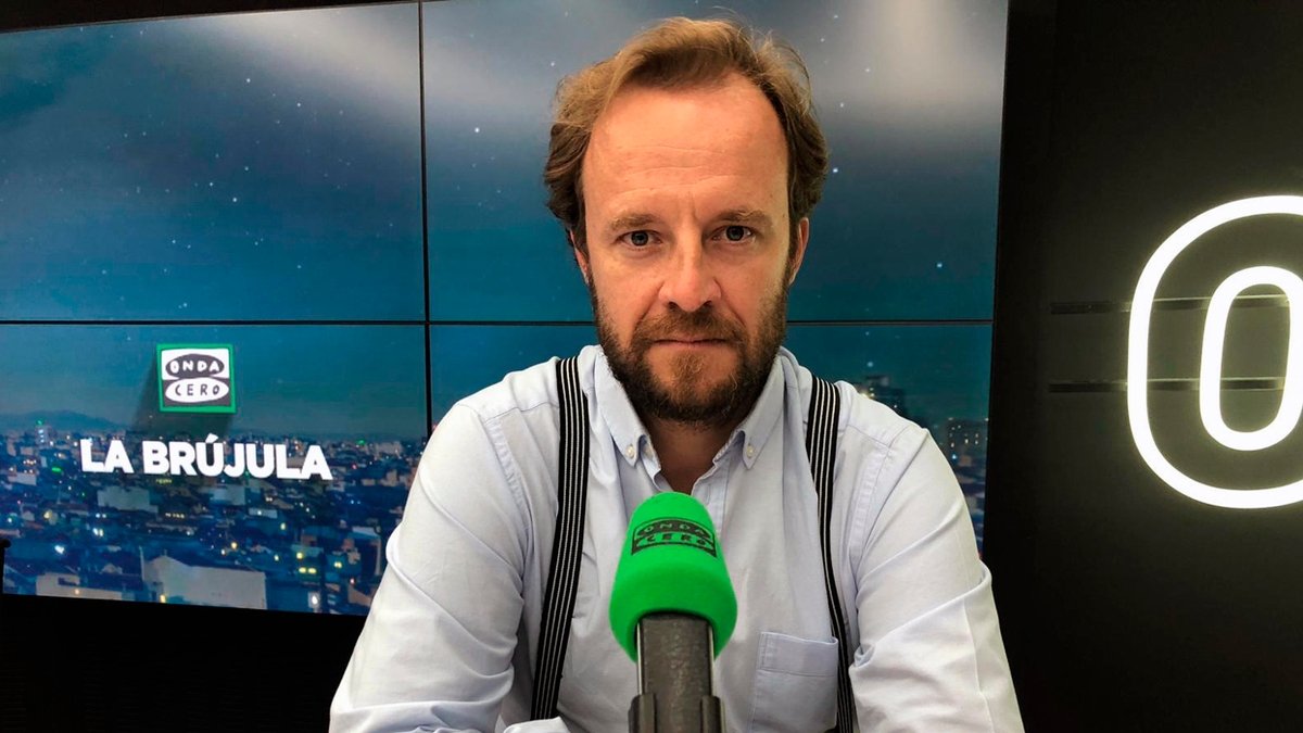 EmilioMotril's tweet photo. 📻🎙 Todo el mundo debería escuchar a @ChapuApaolaza cada noche en 'La Brújula', como si fuésemos niños que veían a la familia Telerín en los 60 o a Los Lunnis en los 2000 dando las buenas noches. Así es como lo siento yo. ¡Acabas el día con una sonrisa! ¡Es un genio! 😊 #RADIO https://t.co/q04O33O2vM