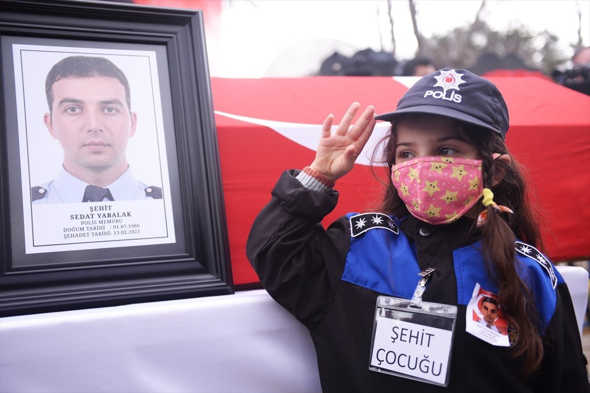 Yıllarca esir tutulduktan sonra Gara'da haince şehit edilen Polis Memuru Sedat Yabalak ve minik kızı...

Unuttuk mu?