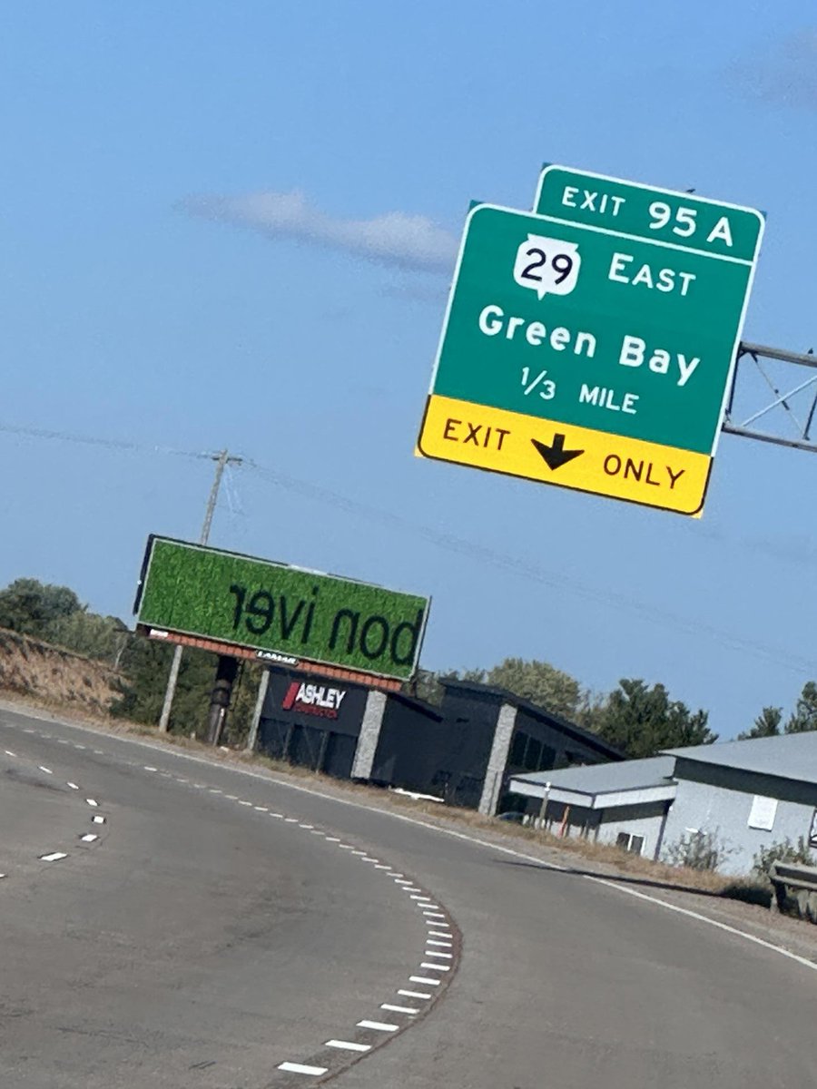 xcxsource's tweet image. Fans have spotted a 'brat and it's completely different but also still brat' billboard reading "bon iver" in Minneapolis 👀

(via u/eats_pie on Reddit)