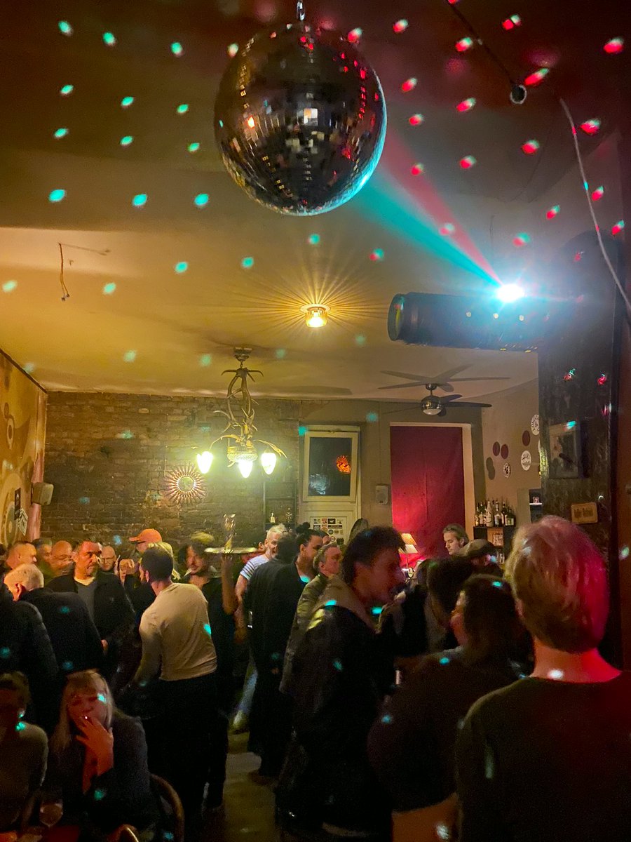 FHackenbruch's tweet image. Mal wieder erwischt es eine Kiez-Kneipe. Die Rote Beete in Berlin schließt - die Miete stieg immer weiter an, nun ist Schluss. Schade für Schöneberg.