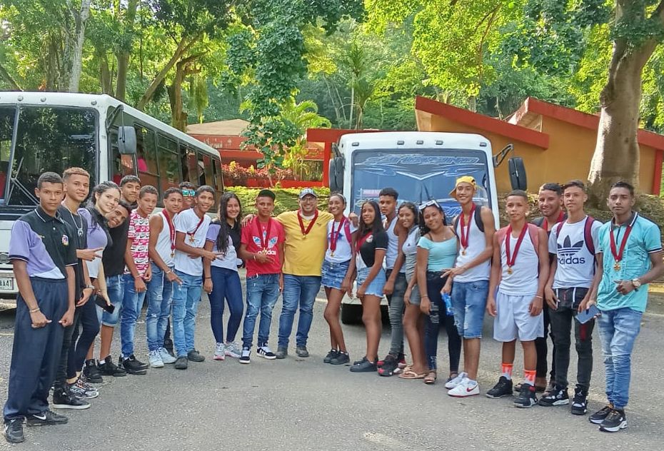 roger_delgado's tweet image. Lo volvimos a hacer!
Gracias comunidades, padres, profesores y ahijados por permitirme compartir estos grandes momentos con ustedes!

#LaCulta
#Trapiche
#Quebraditas
#SiempreViva
#Portachuelo
#ClubElDorado