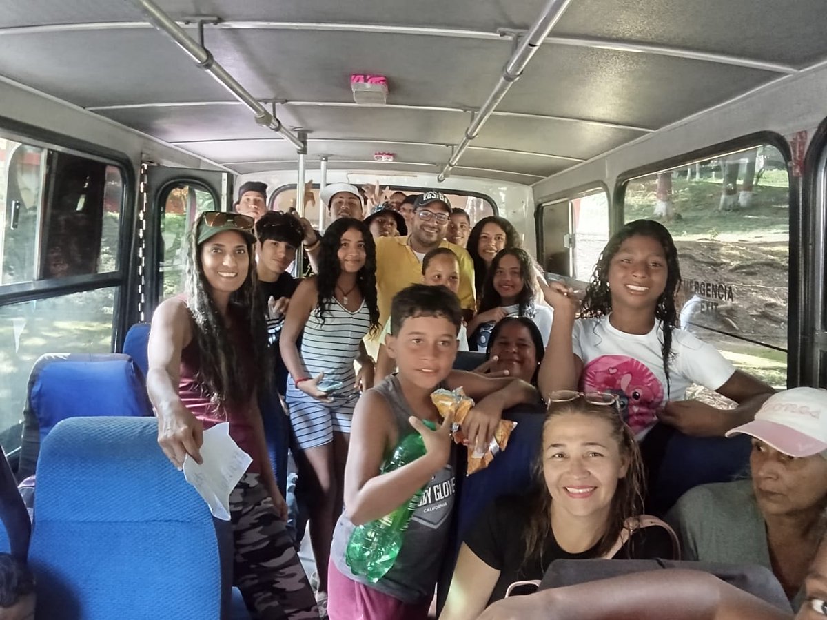 roger_delgado's tweet image. Lo volvimos a hacer!
Gracias comunidades, padres, profesores y ahijados por permitirme compartir estos grandes momentos con ustedes!

#LaCulta
#Trapiche
#Quebraditas
#SiempreViva
#Portachuelo
#ClubElDorado