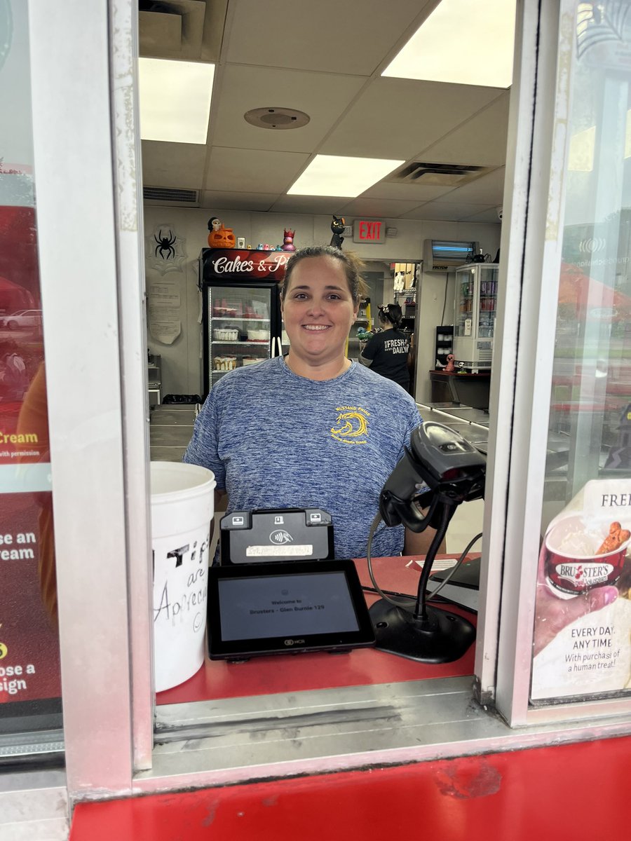 MsBaroneReads's tweet image. There’s a new employee at Bruster’s that looks reeeeeeeeally familiar… but I can’t seem to place it. 😂

Come join Ms. Ory at our Bruster’s fundraiser until 7pm! 

@MarleyMSAACPS @ap_ory54957 @AACountySchools #BelongGrowSucceed #MarleyMagic