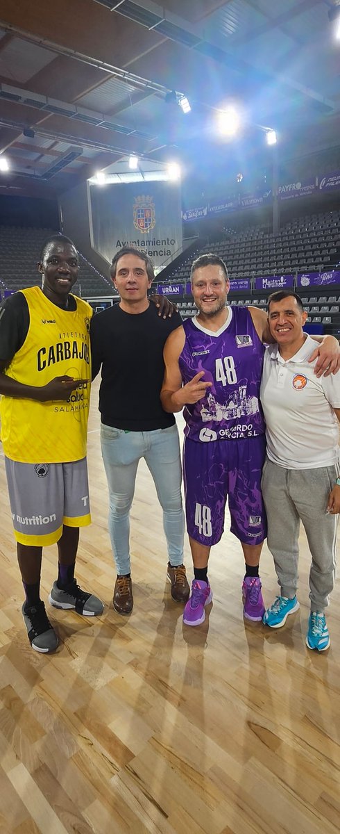 jasp33's tweet photo. @Dousituation @JOSEMANUELTLZ  @avelinogar @CB_Palencia
El pasado sábado en partido amistoso de pretemporada volví a coincidir con gente que aprecio, amigos que ha dado el baloncesto en estos años, venidos de Salamanca, Doudou, Pimpi y Avelino, que lujo volver a estar juntos. https://t.co/6b1Jb34AhM