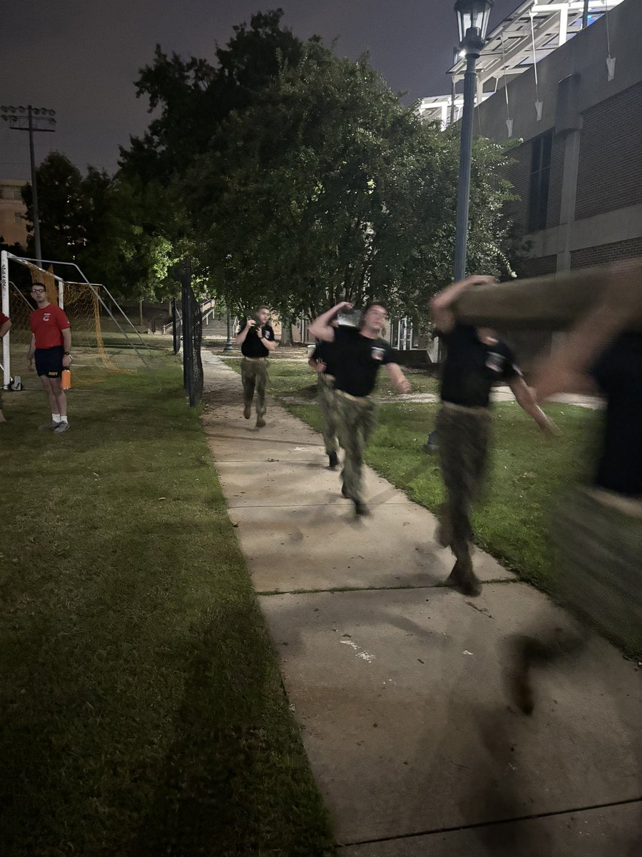 UofSCNROTC's tweet photo. This morning, the battalion challenged itself to a PT of log, buddy drag, and push up/leg blaster circuits. https://t.co/zDDYaCqvY0