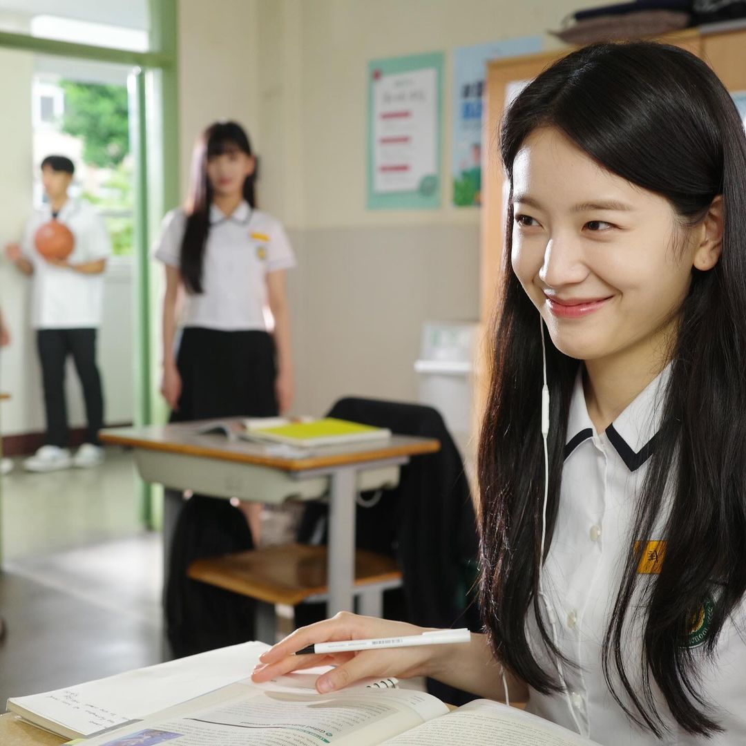 Gyulz's tweet image. Menurut orang, hal paling berkesan ada di masa sekolah. Setiap hari penuh dengan canda dan tawa. Meski ada ujian dan tugas yang menumpuk, tetap saja sekolah adalah masa yang paling dirindukan. Aku bersyukur mendapatkan peran ini karena bisa merasakan kembali menjadi siswi! 🎒📚🤓