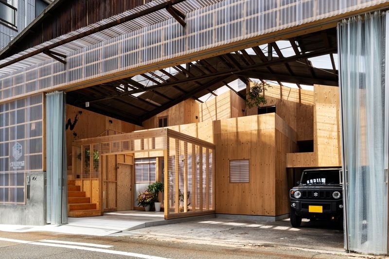 tecture1's tweet photo. アリアナ建築設計事務所が大阪府で設計したオフィス〈西九条のオフィス〉を掲載。
入れ子の構成により、開放的な内部空間を柔軟に構築できるオフィス。写真タップで仕様もわかる #TECTURE
https://t.co/4HuRK7TEz6
Photographs: Masaya Tsuchide / SS https://t.co/UuTXud1UVj