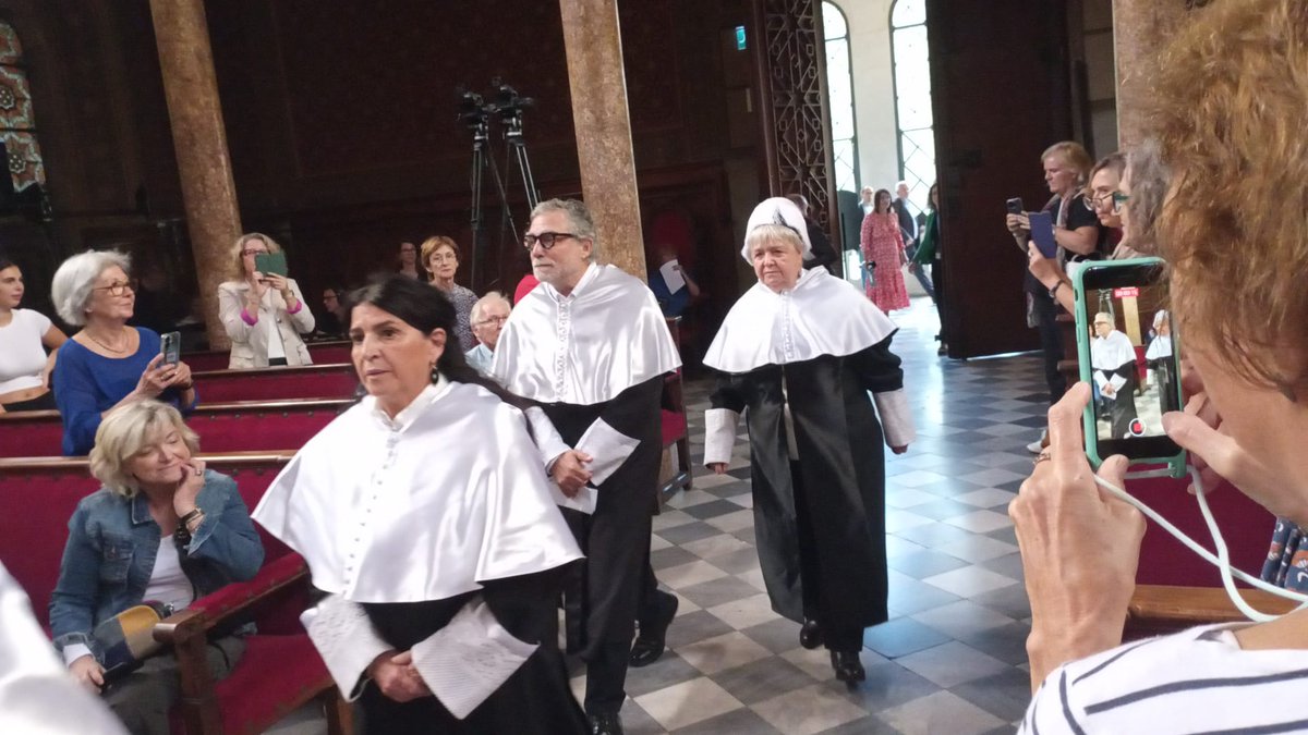 sofiaisus's tweet photo. Bravo per la cultura! per l'ART #honoriscausa
@FilmBayona @LitaCabellut #nuriaespert #jaumeplemsa @UniBarcelona https://t.co/48kwmrlJeG