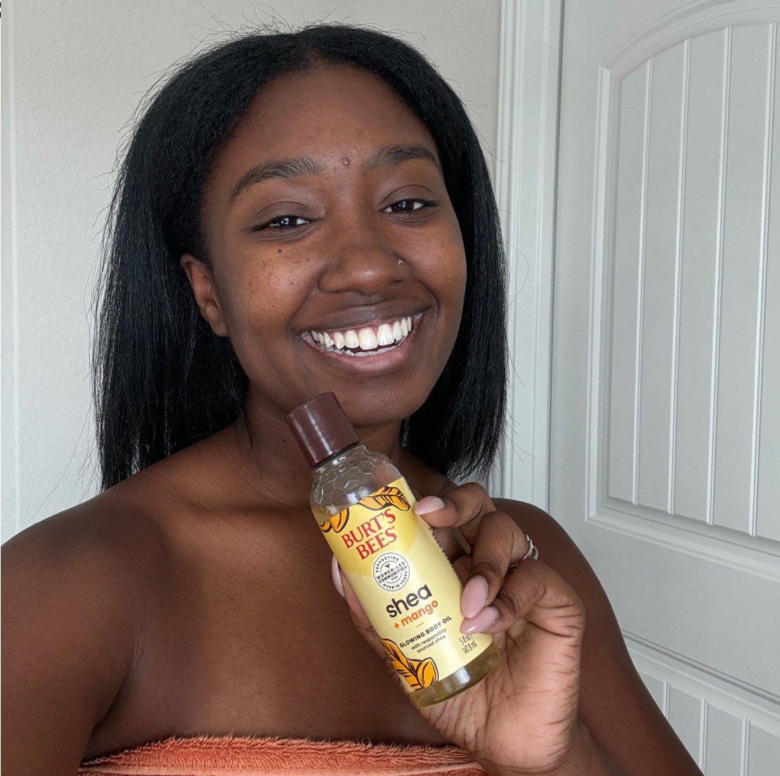 When you’re glowing inside AND out &gt;&gt;&gt; ✨ (Thank Shea Body Oil for the latter 😉) 
 
#shea #bodyoil #bodycare #skincare #burtsbees