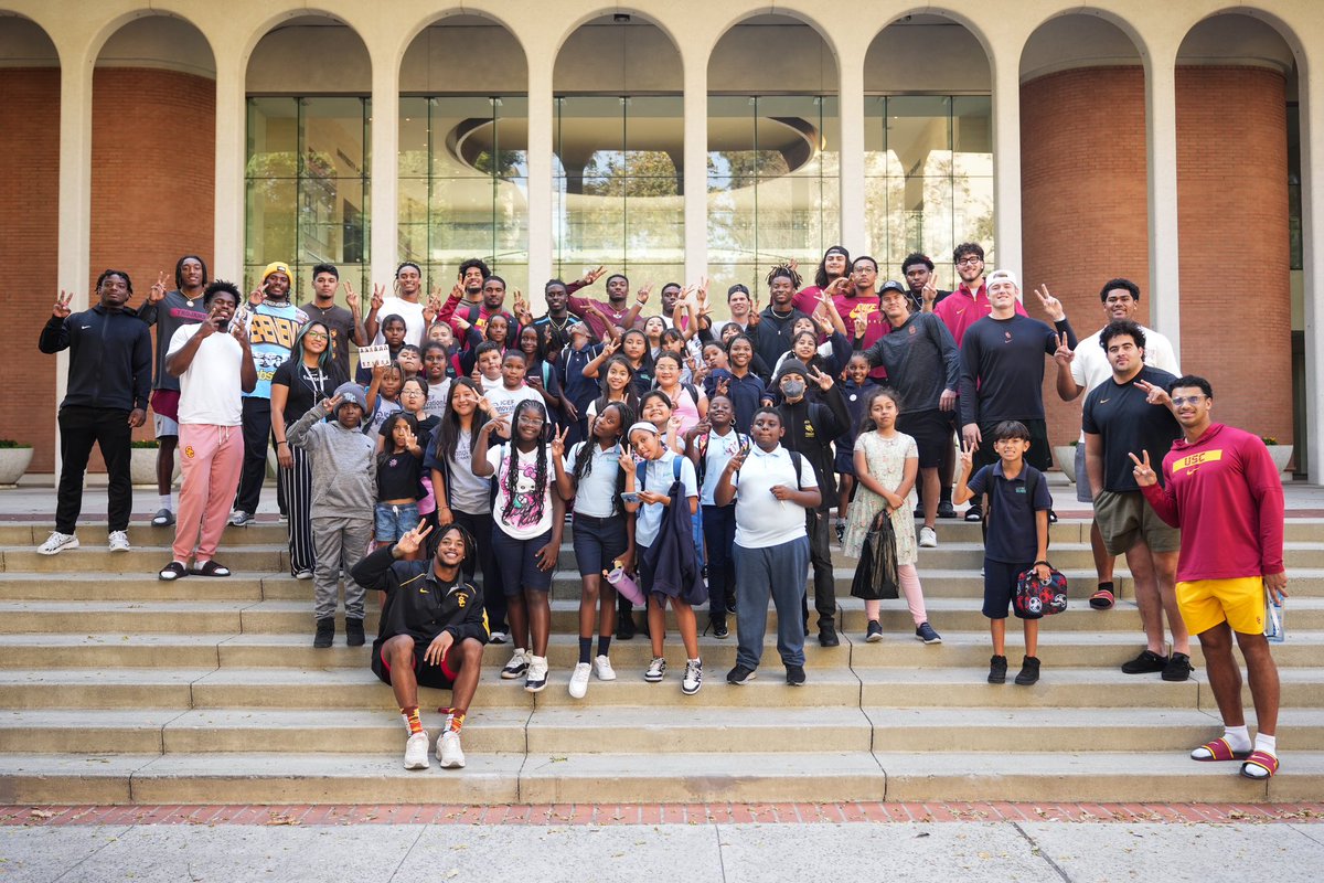 houseof_victory's tweet image. Safe to say September was a good one 🫶 Full of lots of fun with @uscfb, @USCWBB, @USC_Hoops and of course @USCMascot ✌️
#FightOn | #HouseofVictory #NIL