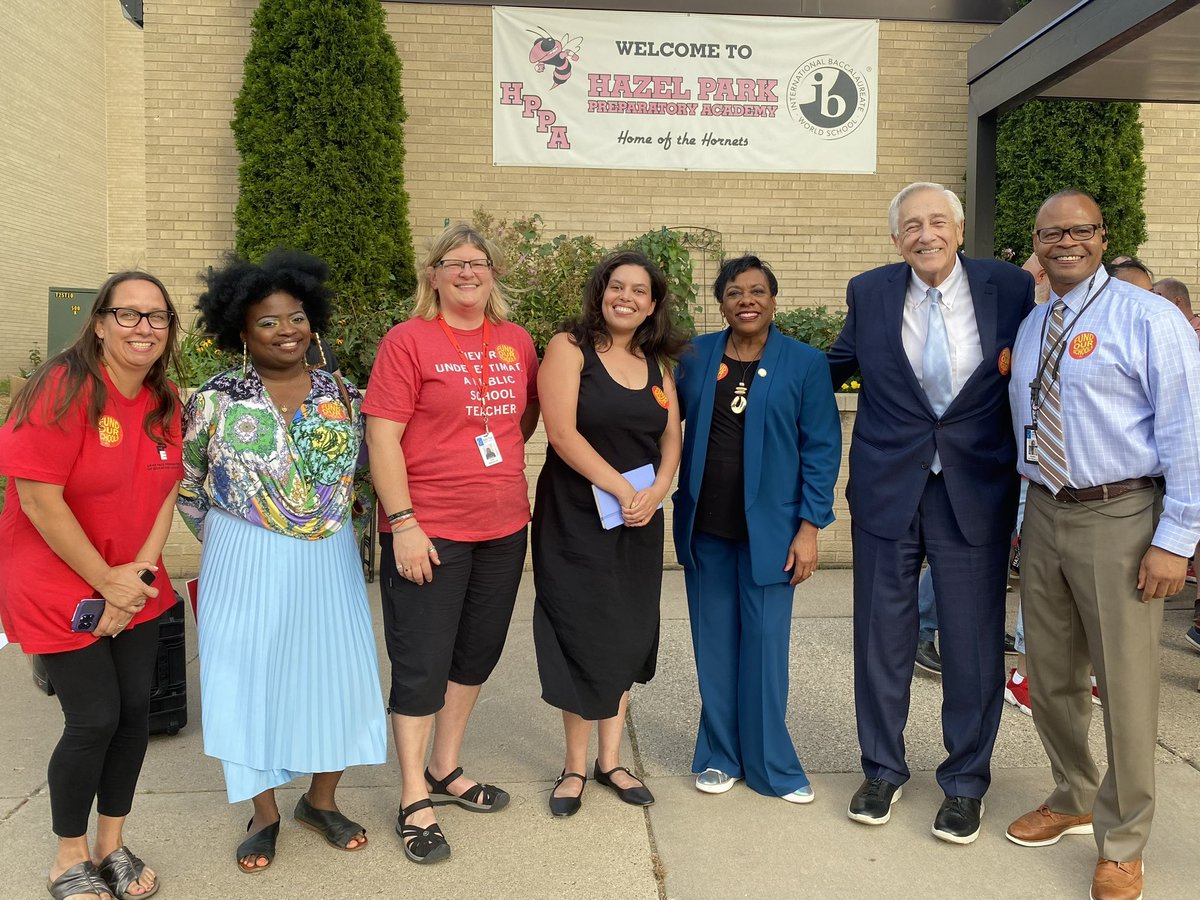 Students nationwide are losing access to critical staff &amp; programs with today's expiration of federal COVID aid.

Proud to stand with @MFT59 <a href="/SPFE28/">SPFE Local 28</a> <a href="/NEAToday/">NEA</a>, district leaders &amp; Reps. <a href="/Ilhan/">Rep. Ilhan Omar</a> and <a href="/BettyMcCollum04/">Rep. Betty McCollum</a> to demand full federal funding of public education #FundOurSchools