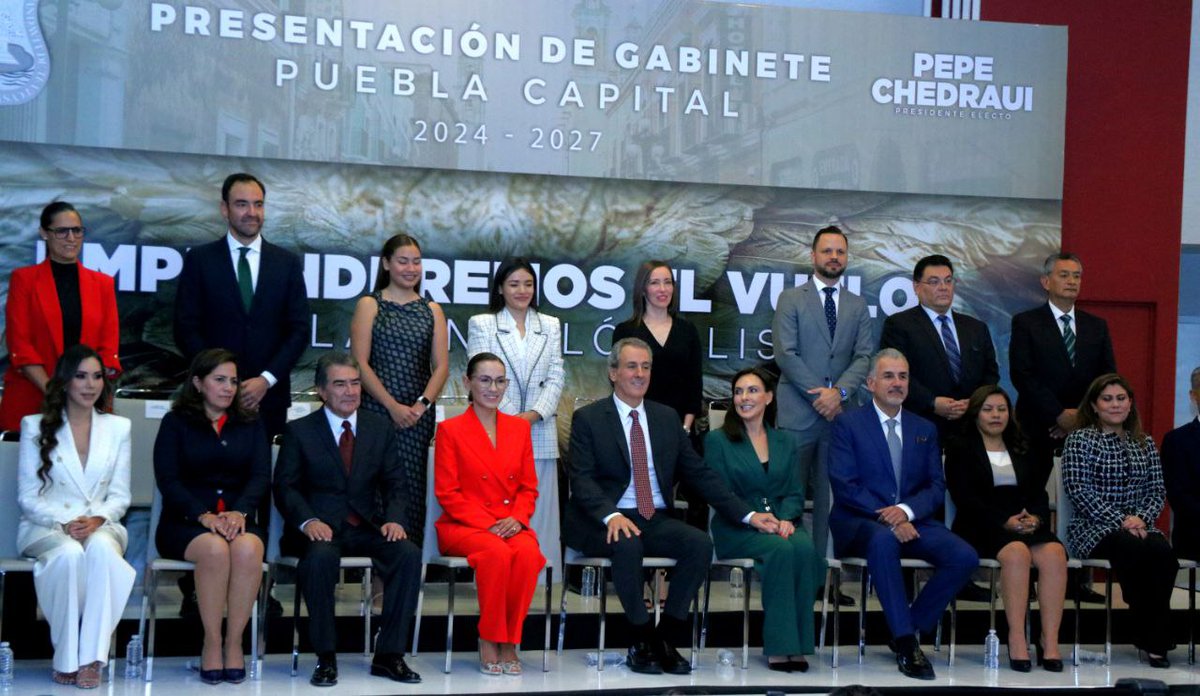 msilvaruiz's tweet photo. Hoy tuve la oportunidad de acompañar al presidente municipal electo, @pepechedrauimx, en la presentación de su gabinete. 

Este equipo será clave en la construcción de una Puebla segura, una ciudad de derechos, la ciudad que las poblanas y poblanos merecemos.

Enhorabuena, les deseo el mayor de los éxitos!