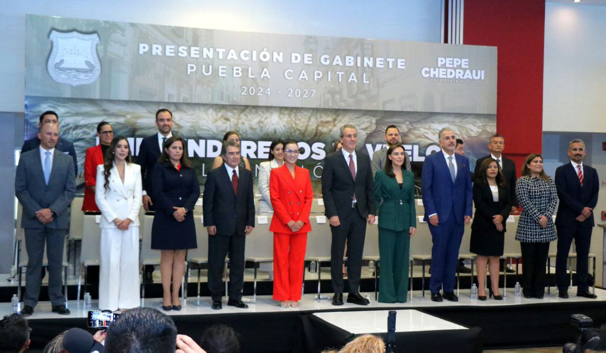msilvaruiz's tweet photo. Hoy tuve la oportunidad de acompañar al presidente municipal electo, @pepechedrauimx, en la presentación de su gabinete. 

Este equipo será clave en la construcción de una Puebla segura, una ciudad de derechos, la ciudad que las poblanas y poblanos merecemos.

Enhorabuena, les deseo el mayor de los éxitos!
