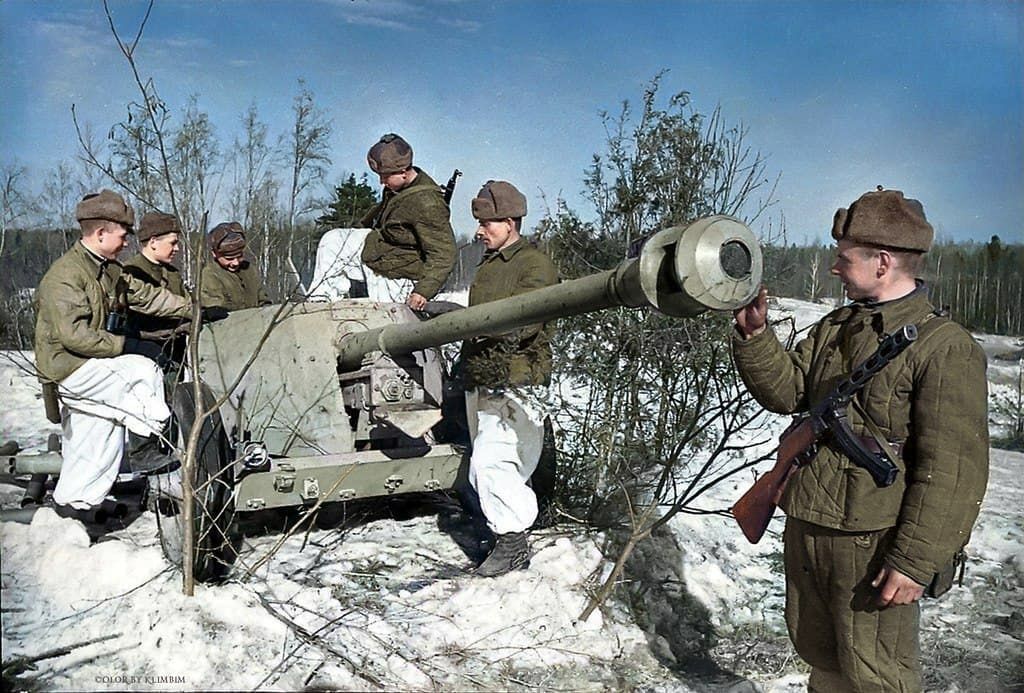 venik44's tweet image. Soviet soldiers next to a captured PAK-40 anti-tank gun, 1944.

#SovietSoldiers #PAK40 #WWII #EasternFront #1944 #AntiTankGun #CapturedWeapon #RedArmy #MilitaryHistory #WorldWarII #HistoricalMoments #SovietArmy #EasternFront1944 #TrophyWeapons #WarHistory